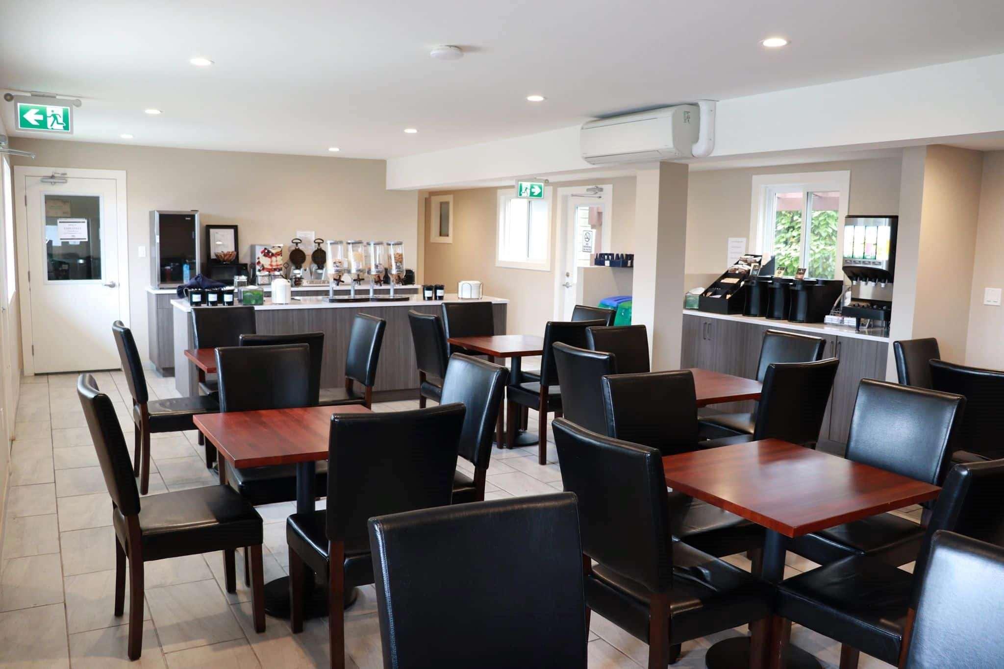Super 8 By Wyndham Courtenay Ngoại thất bức ảnh