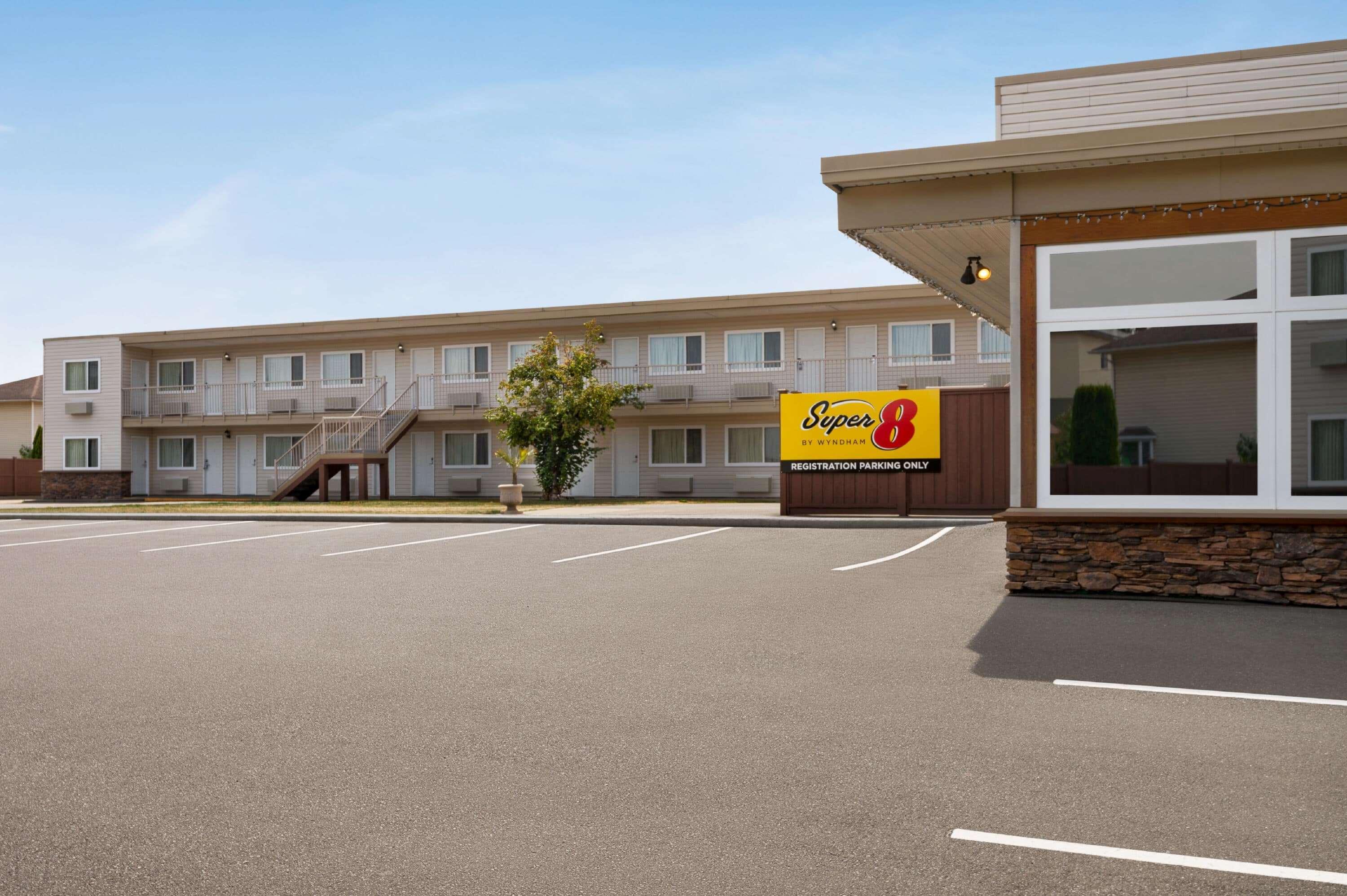 Super 8 By Wyndham Courtenay Ngoại thất bức ảnh