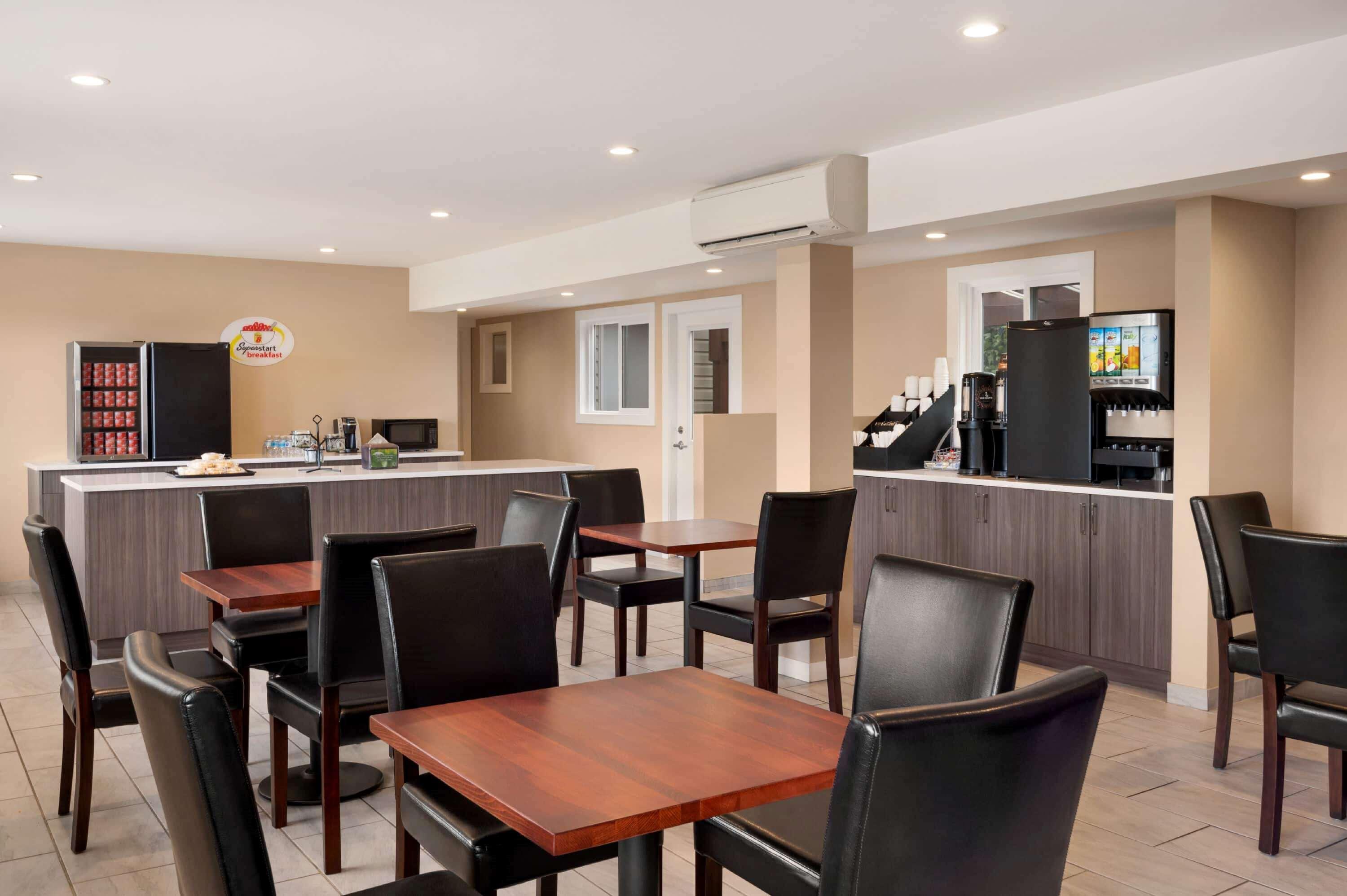 Super 8 By Wyndham Courtenay Ngoại thất bức ảnh