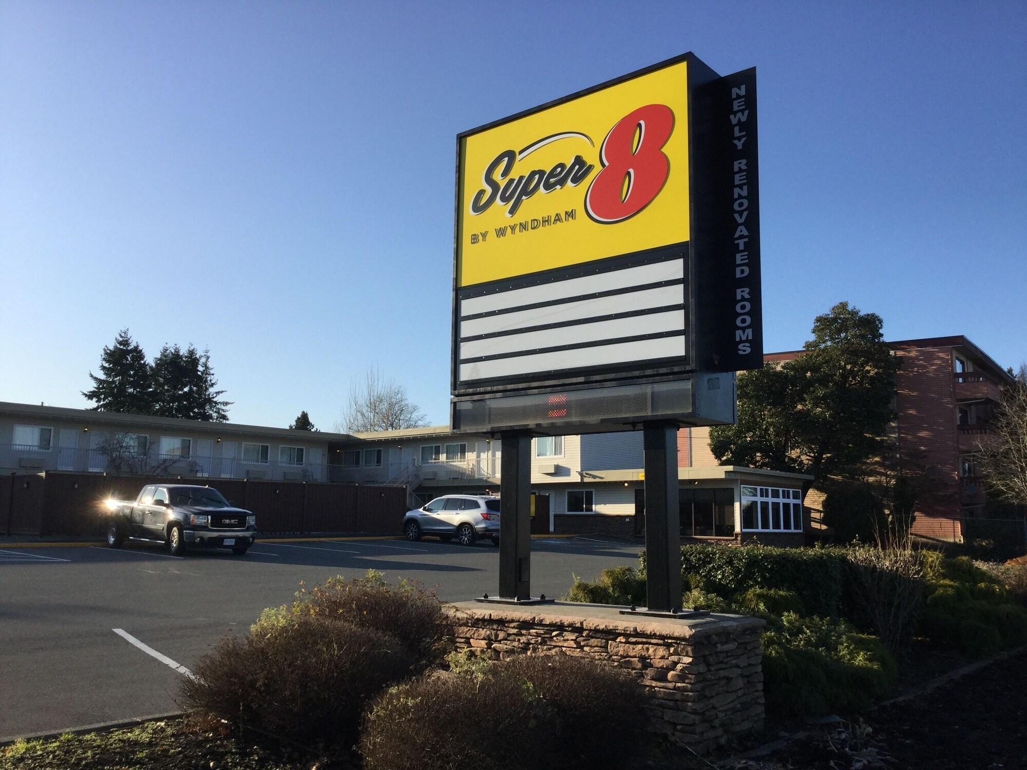 Super 8 By Wyndham Courtenay Ngoại thất bức ảnh